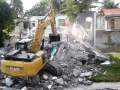 Bagger beim Abriss der beschädigten Gebäude