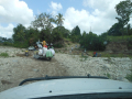 12-Strasse fuehrt durchs trockene Flussbett